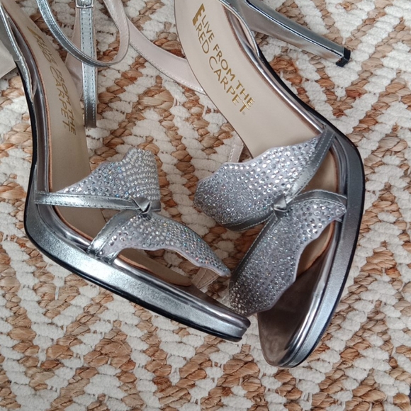 E !Live from the red carpet heels - Picture 5 of 16